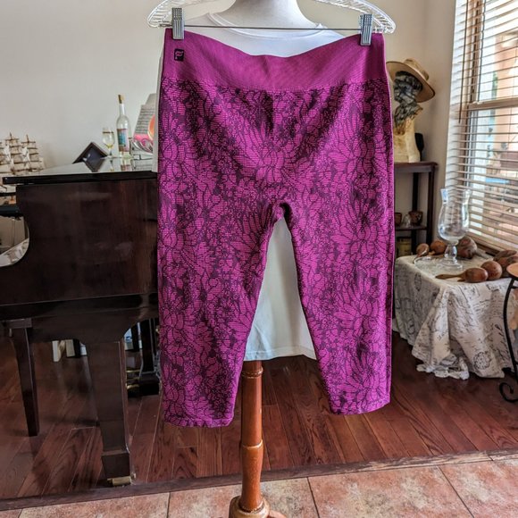 Fabletics Capri Leggings  Sz M - Picture 2 of 12